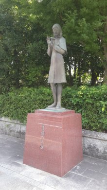 Sadako_Statue_at_Noborichō_Junior_High_-_1985.jpg