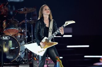 cmt-music-awards-lzzy-hale-main_z1fj4s.jpg