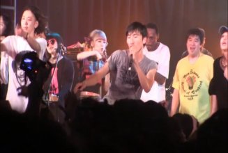 Moshpit (Live Version).mkv_snapshot_01.01.25.jpg