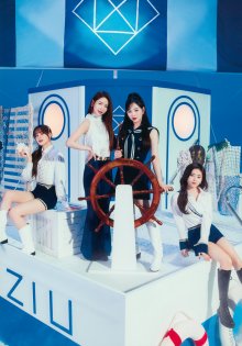 NiziU Live with U 2022 “Light it Up” Pamphlet - Page 21.jpg