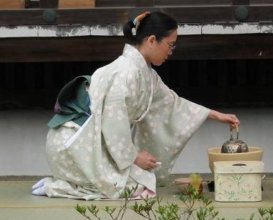 Seiza_woman_tea.jpg