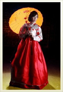 Kim-Ha-Yul-Red-and-White-Hanbok-04.jpg