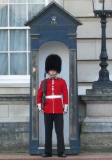 Guard Buckingham Palace.jpg