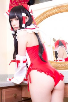 reimu_hakurei_cosplay_by_shiizuku-d6o4wzb.jpg